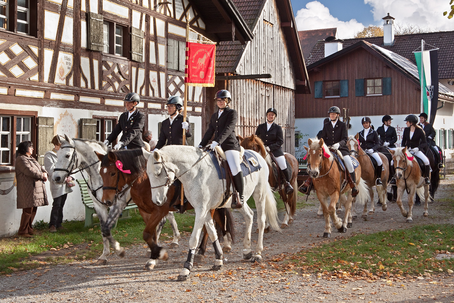 Zahlreiche Reitergruppen und Gespanne ziehen während des Leonhardirittes ins
Bauernhofmuseum Illerbeuren ein.