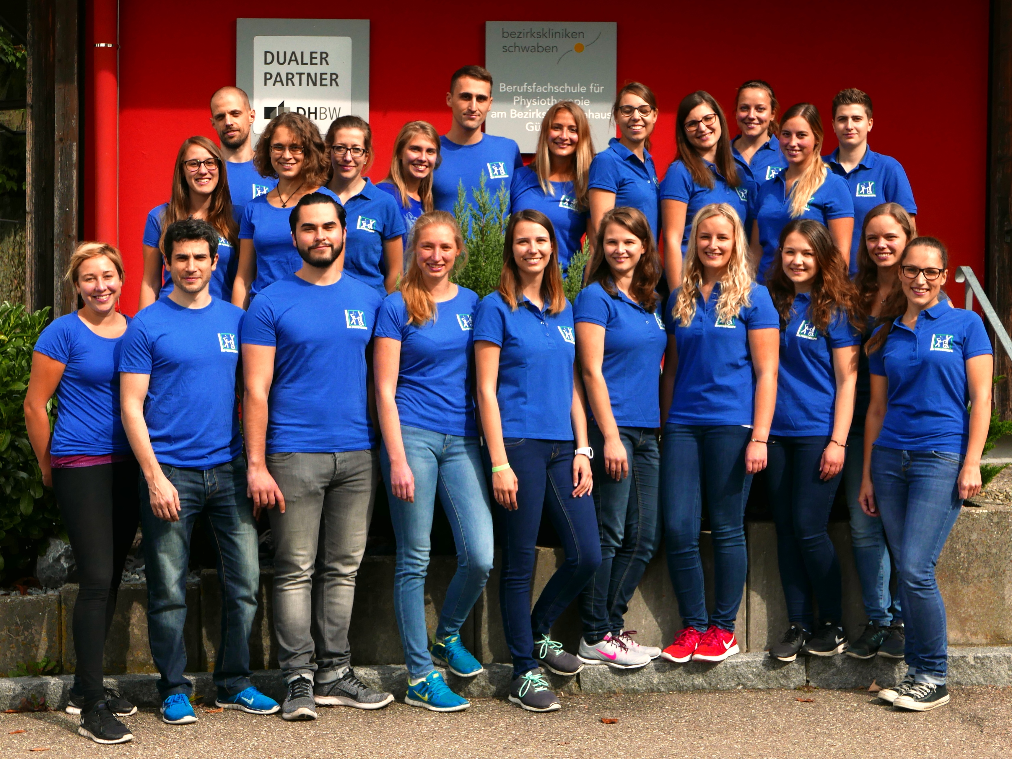 Schüler freuen sich über gute Ergebnisse an der Günzburger Berufsfachschule für Physiotherapie