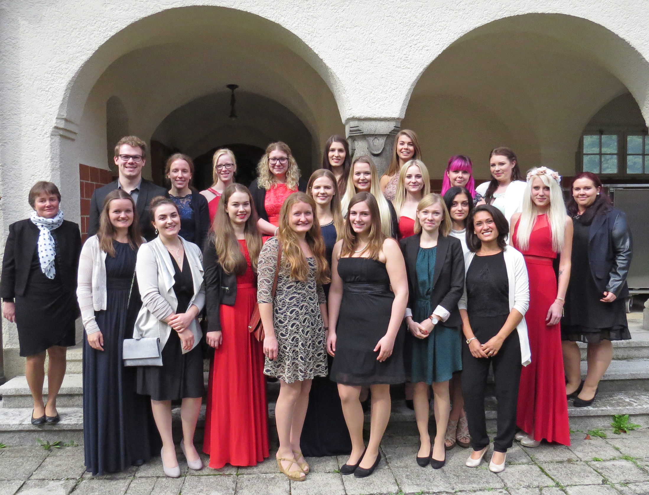 BKH Günzburg: Gesundheits- und Krankenpfleger freuen sich über ihren Abschluss