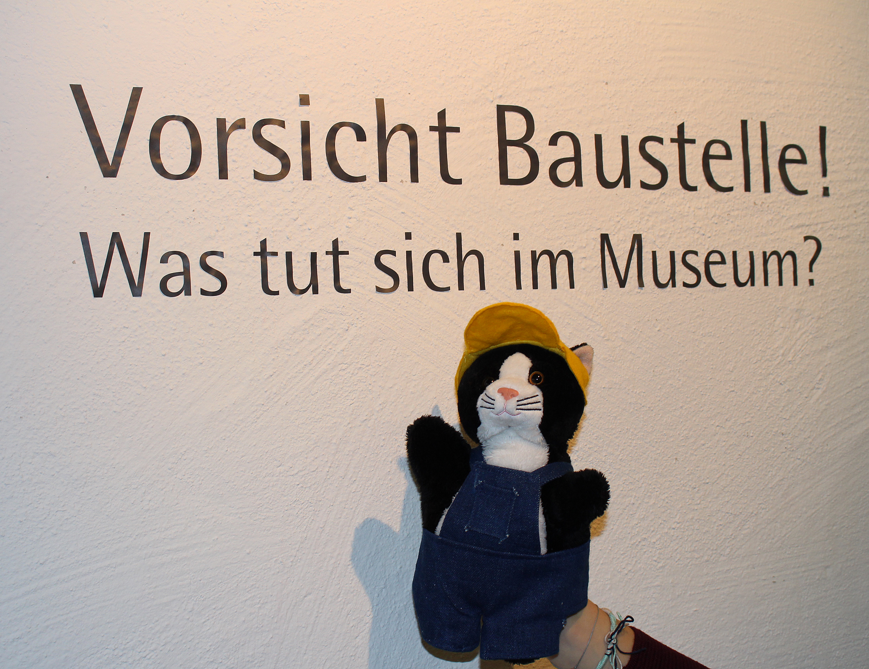 Der Museumskater, eine Handpuppe, ist das Maskottchen im Schwäbischen Volkskundemuseum Oberschönenfeld. Mit ihm kann man auf Tour gehen durch die derzeitige Baustelle im Museum.