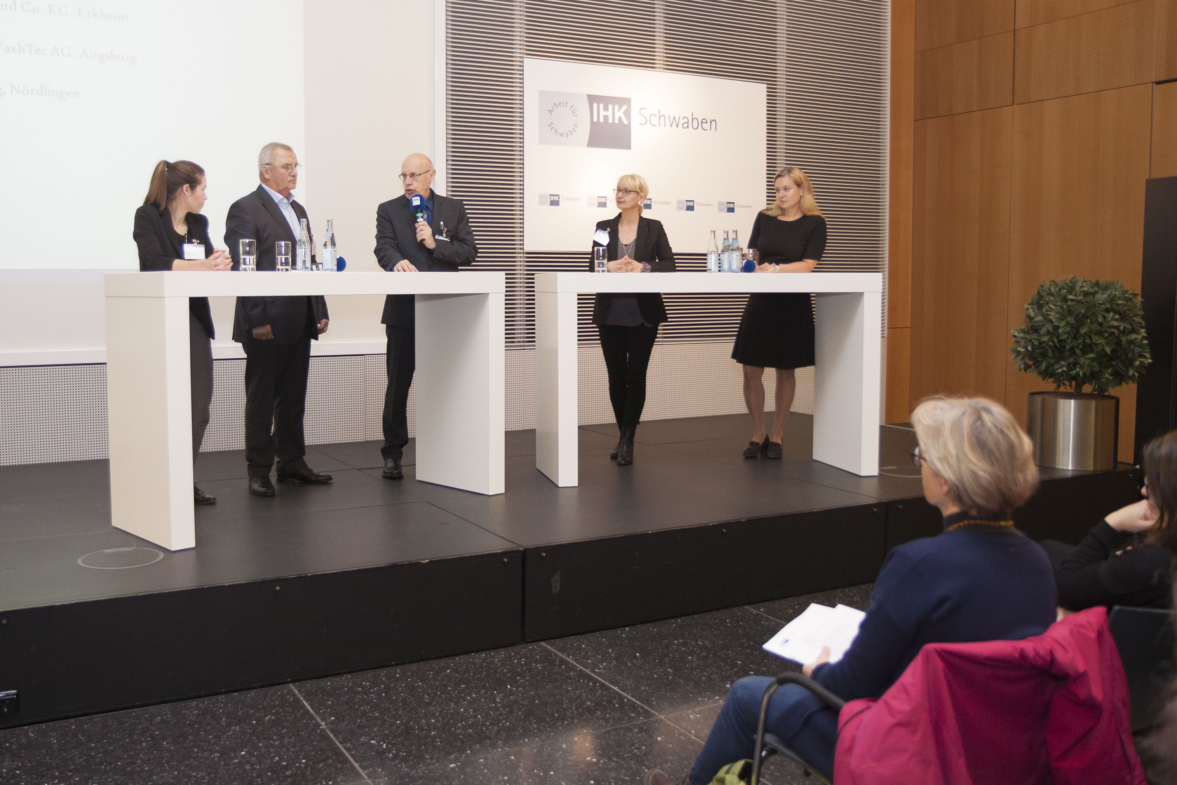 Auf der Bühne von links: Eva Baur (Arndt GmbH und Co. KG, Erkheim), Georg Söffner (Blitschutz Däumling, Nördlingen), Moderator Gerald Drews, Andrea Seeger (ACCESS gGmbH) und Karoline Kalb (WashTec AG, Augsburg)
