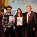 Stolze Preisträger: Simon Niedermaier und Kiara Lachmann vom Filmteam "P-Seminar JBG Türkheim" (Mitte) bekamen von Alfons Weber (rechts) die "Schwäbische Klappe" überreicht