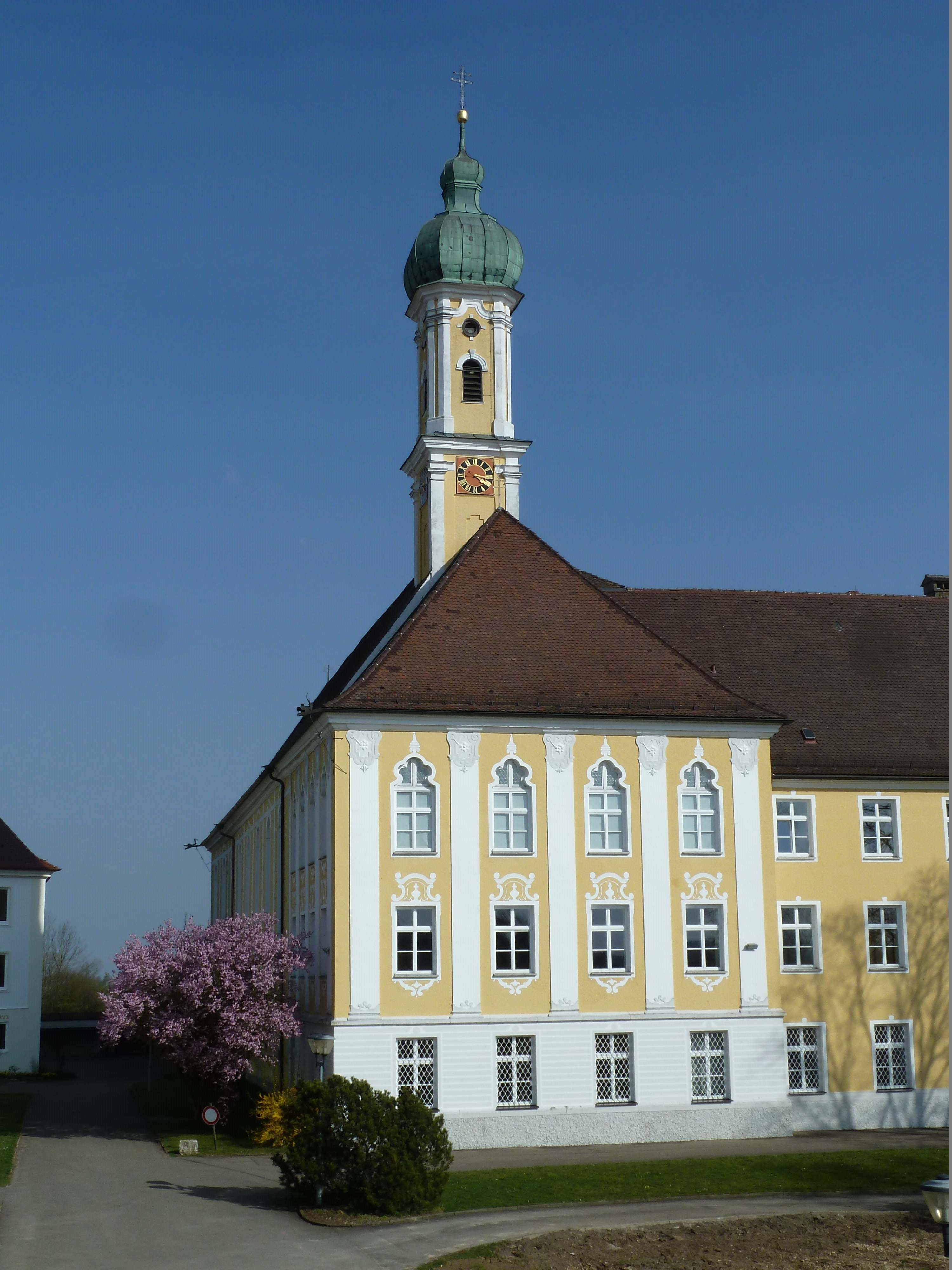 Die heutige Klosterkirche Maria Medingen im schwäbischen Mödingen (Lkr. Dillingen) wurde 1717-1719 von Dominikus Zimmermann, dem Baumeister der „Wies“, nach dem Abriss des Vorgängerbaues neu errichtet. Die Kirche gehört zur Kongregation der Dillinger Franziskanerinnen.