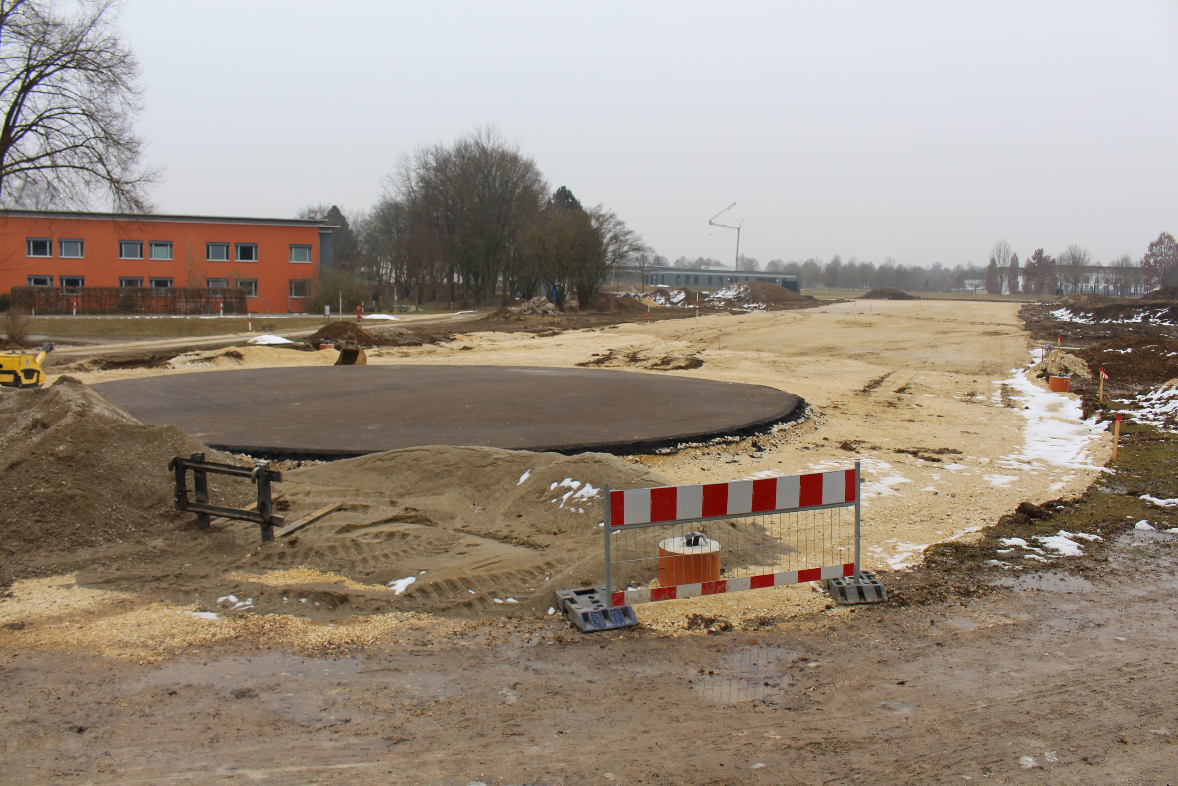 Der neue Hubschrauber-Landeplatz des Bezirkskrankenhauses Günzburg ist noch eine Baustelle. Im April soll er in Betrieb gehen.