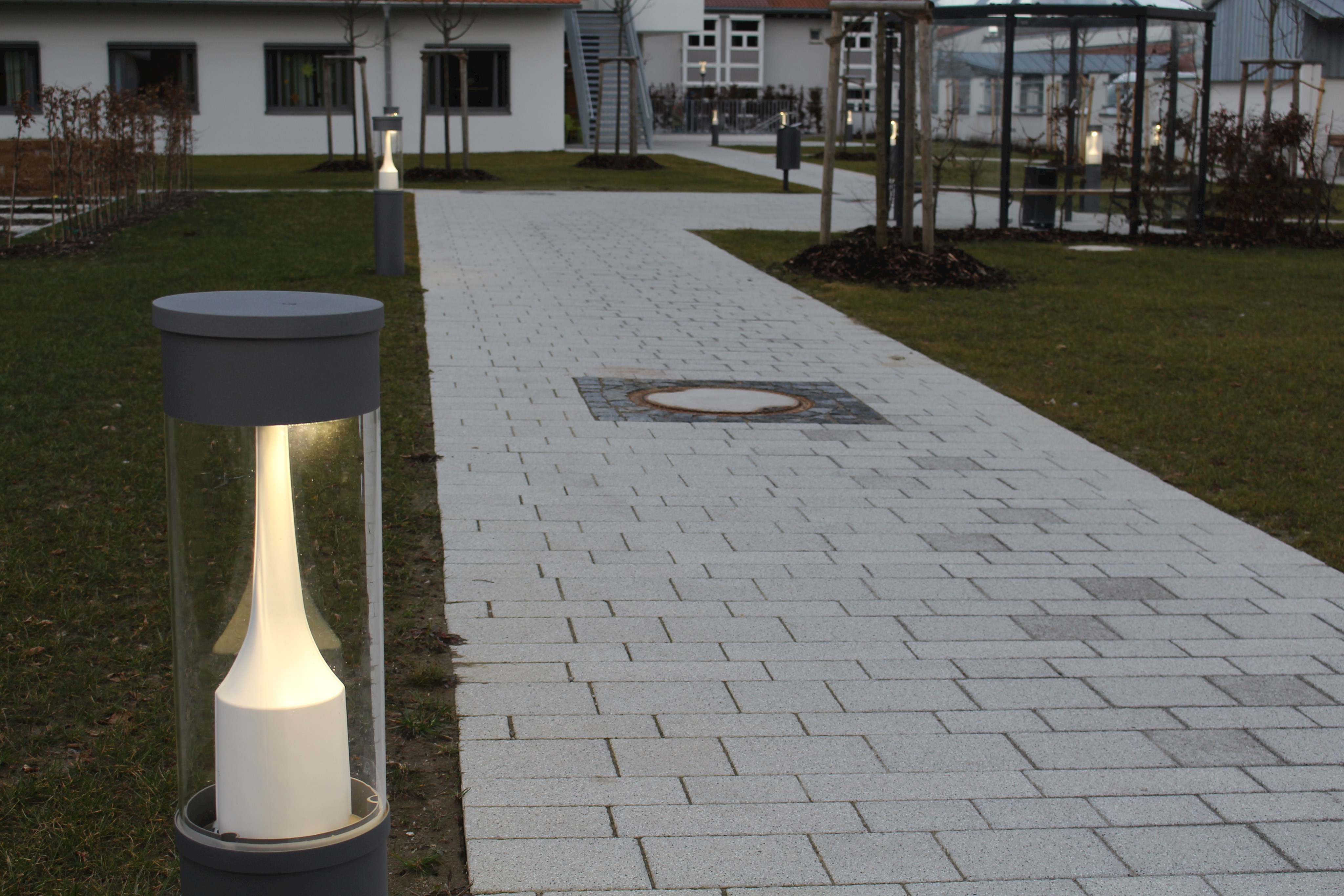Neue Leuchten auf Gelände des Bezirkskrankenhauses Augsburg fördern den Umweltschutz