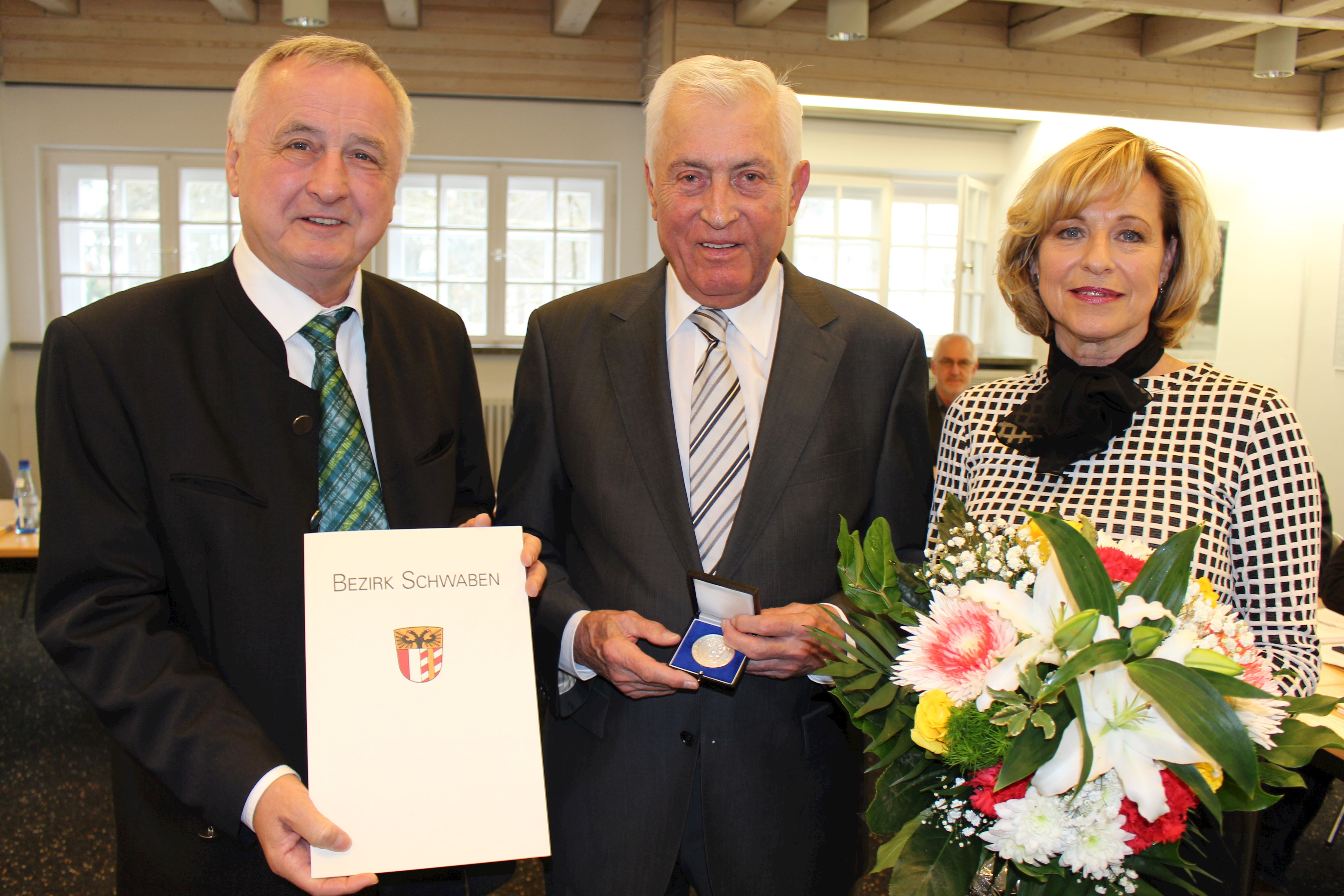 Bezirk Schwaben verleiht Max Schuster die höchste Auszeichnung