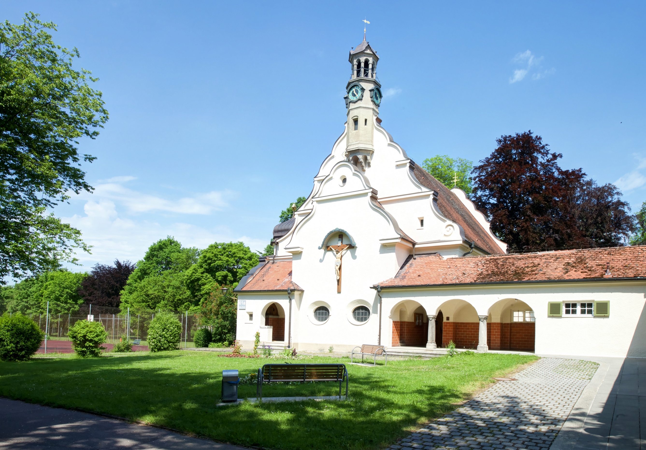 Mit einem öffentlichen Festgottesdienst wird am Pfingstsonntag, 20. Mai, um 9 Uhr das 100-jährige Bestehen der katholischen Krankenhauskirche „Sieben Schmerzen Mariä“ des Bezirkskrankenhauses Günzburg gefeiert.