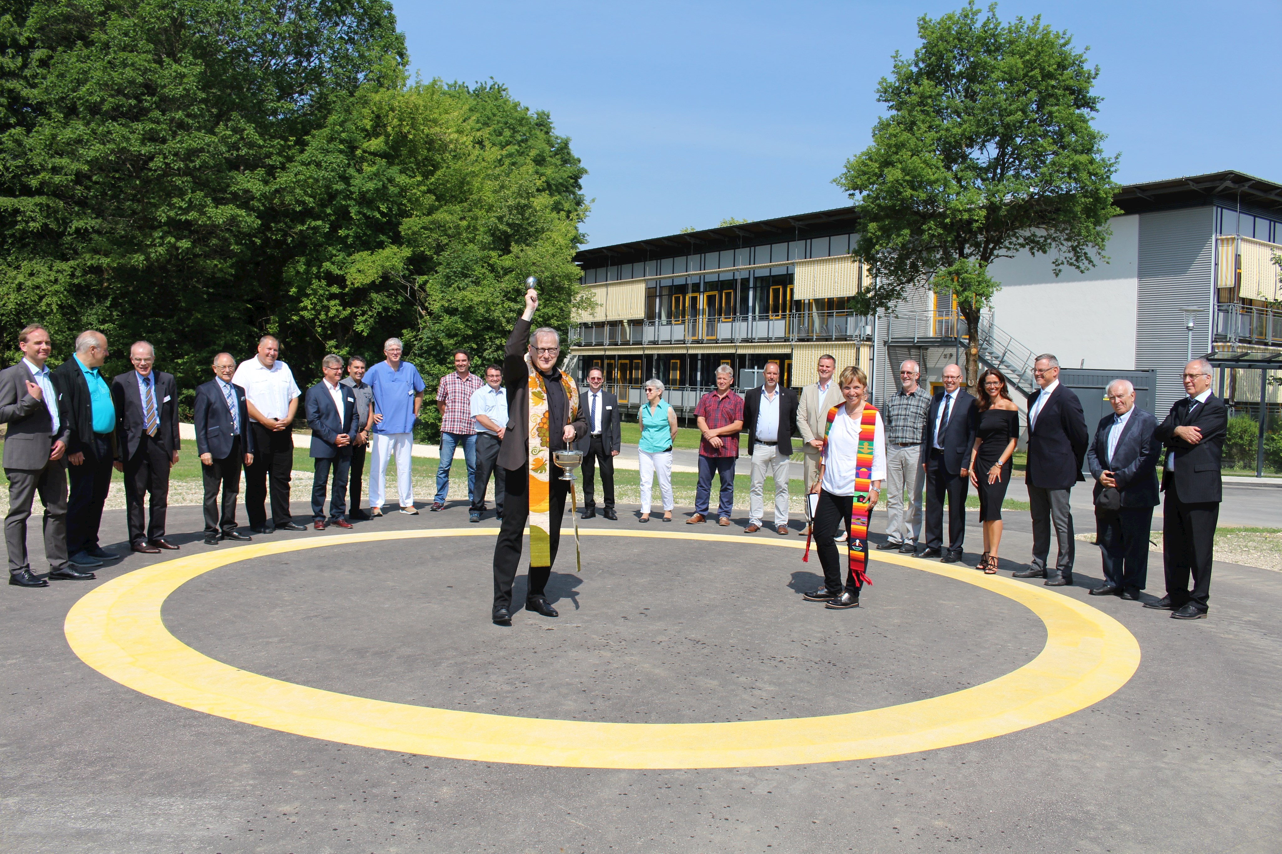 Pfarrer Max Ziegler und Pfarrerin Ulrike Berlin weihten den neuen Hubschrauber-Landeplatz im Kreise der Ehrengäste ein.