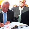 Bezirkstagspräsident Jürgen Reichert und Oberbürgermeister Hermann Faul, Stadt Nördlingen, tragen sich beim Schwabentag 2018 ins Buch der Begegnung ein.