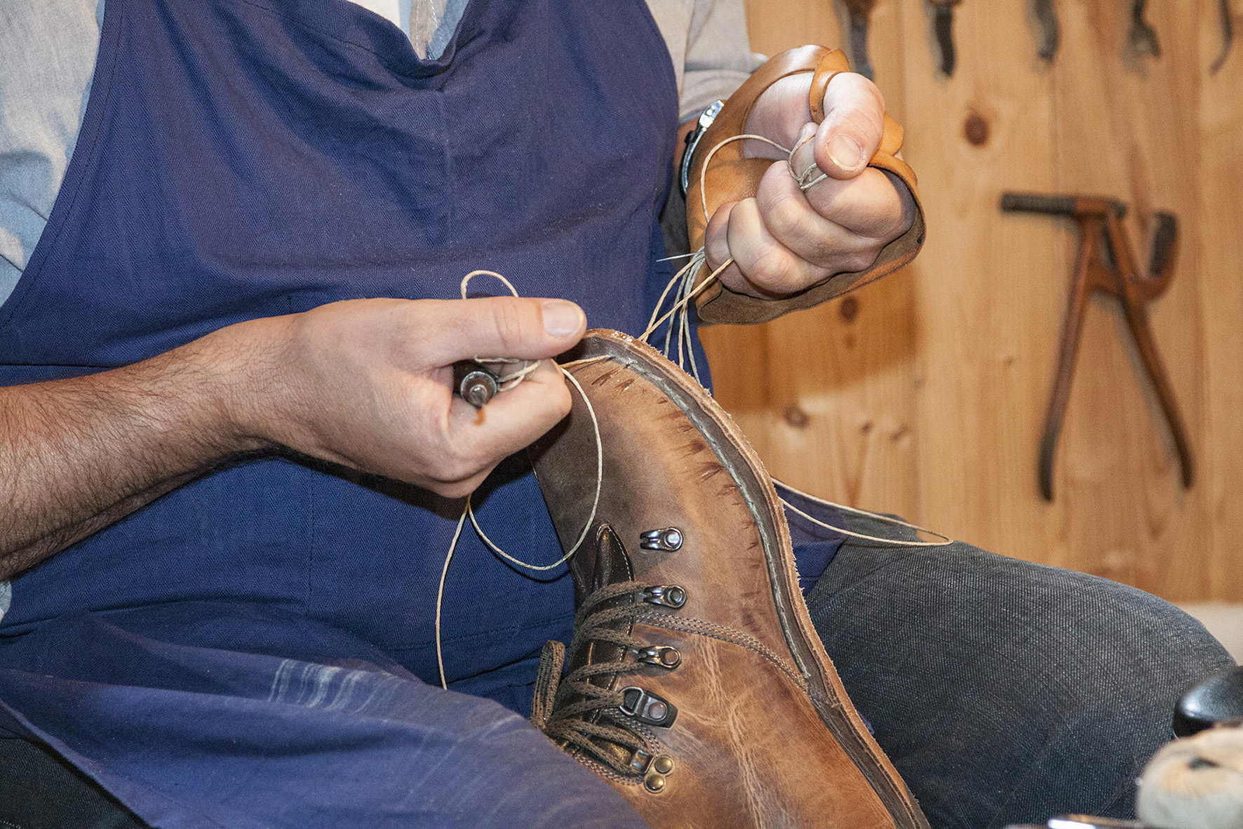 Schuhe, bei denen die Sohle bricht, sind ein weitverbreitetes Ärgernis. Wohl dem, der seine Schuhe bei einem Schuhmachermeister wie Andreas Ortner neu besohlen lassen kann.