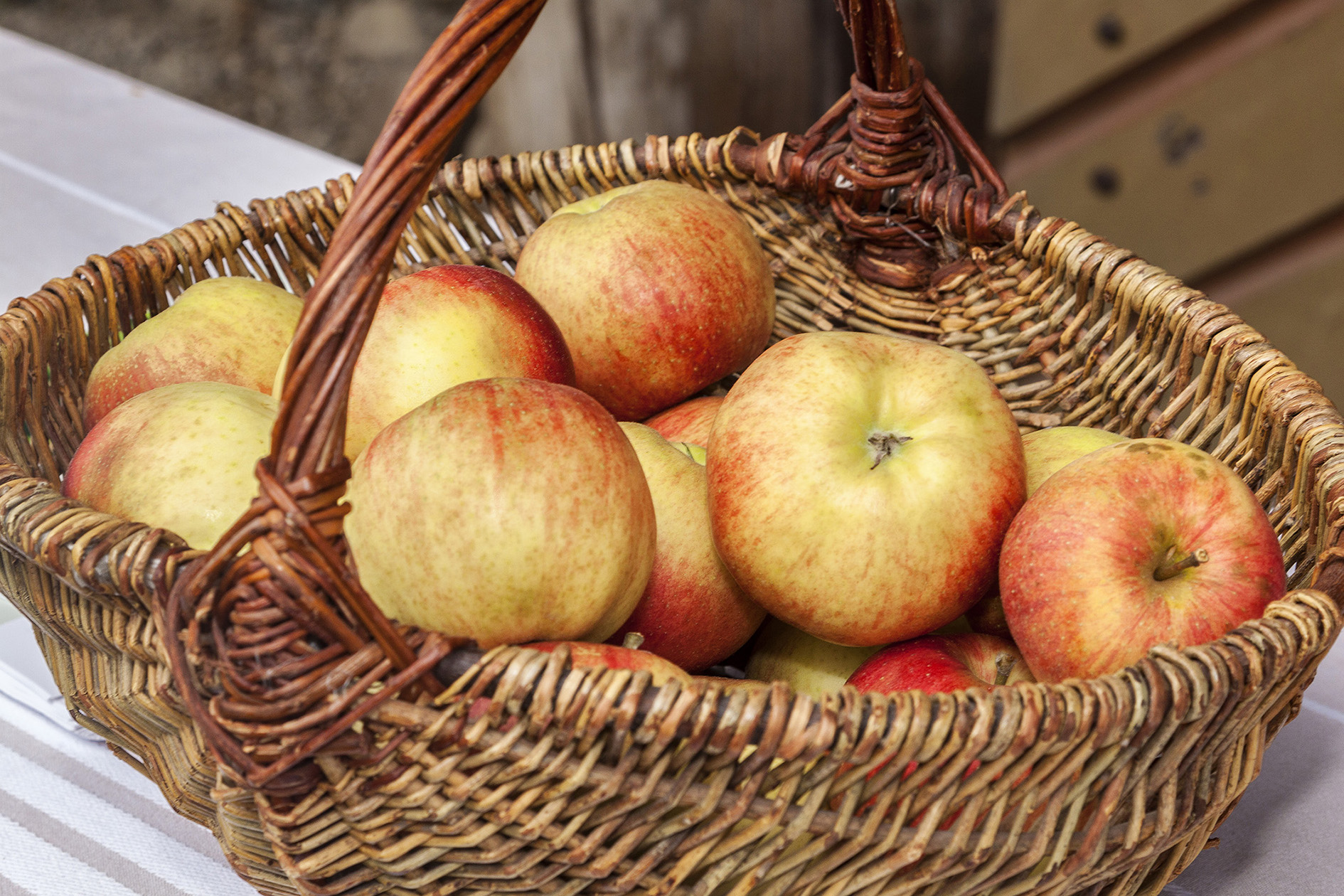 Obstkorb mit Äpfeln