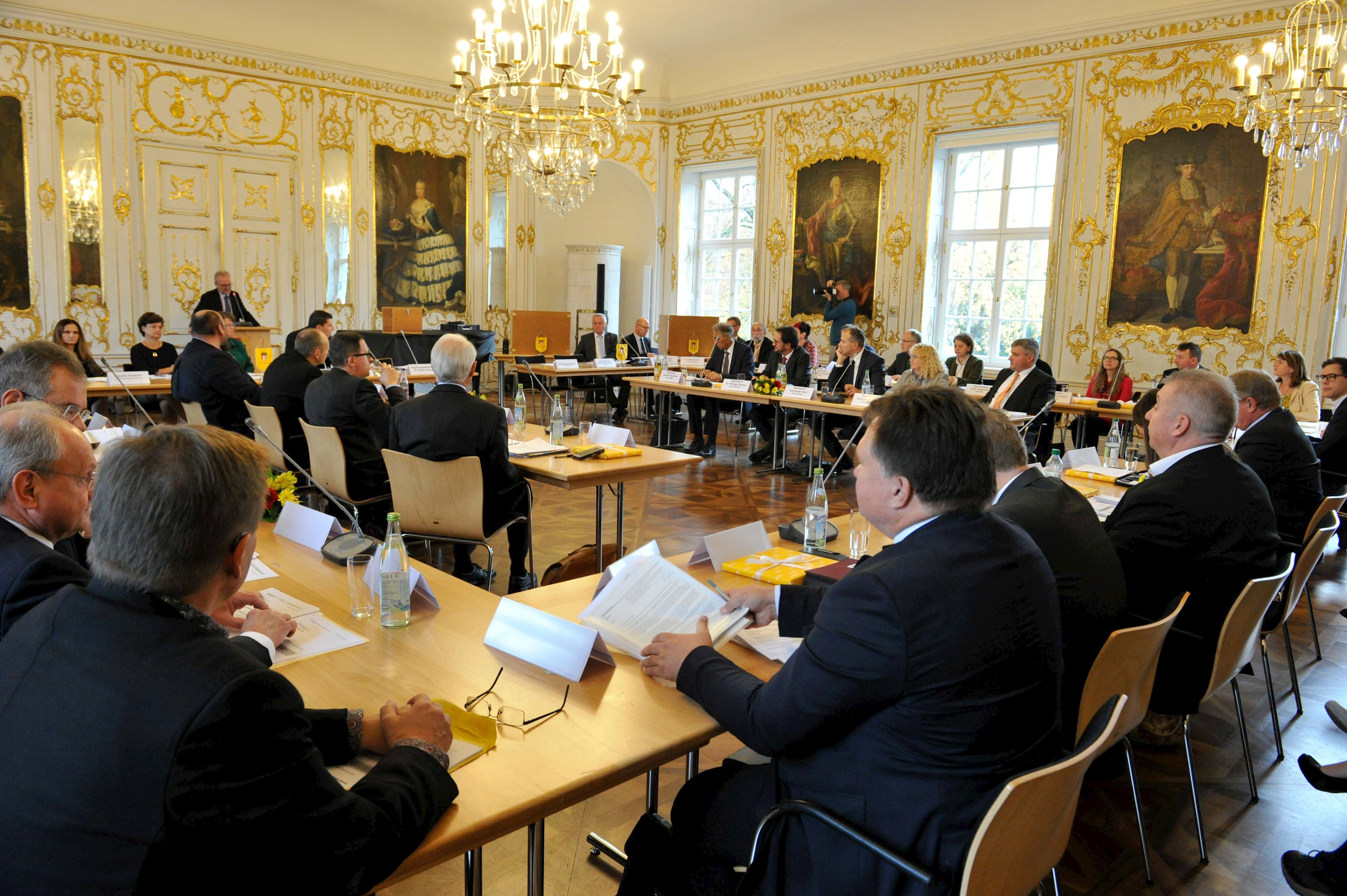Mit 36 Bezirkrätinnen und Bezirksräten war der Rokoko-Saal der Regierung von Schwaben gut gefüllt.