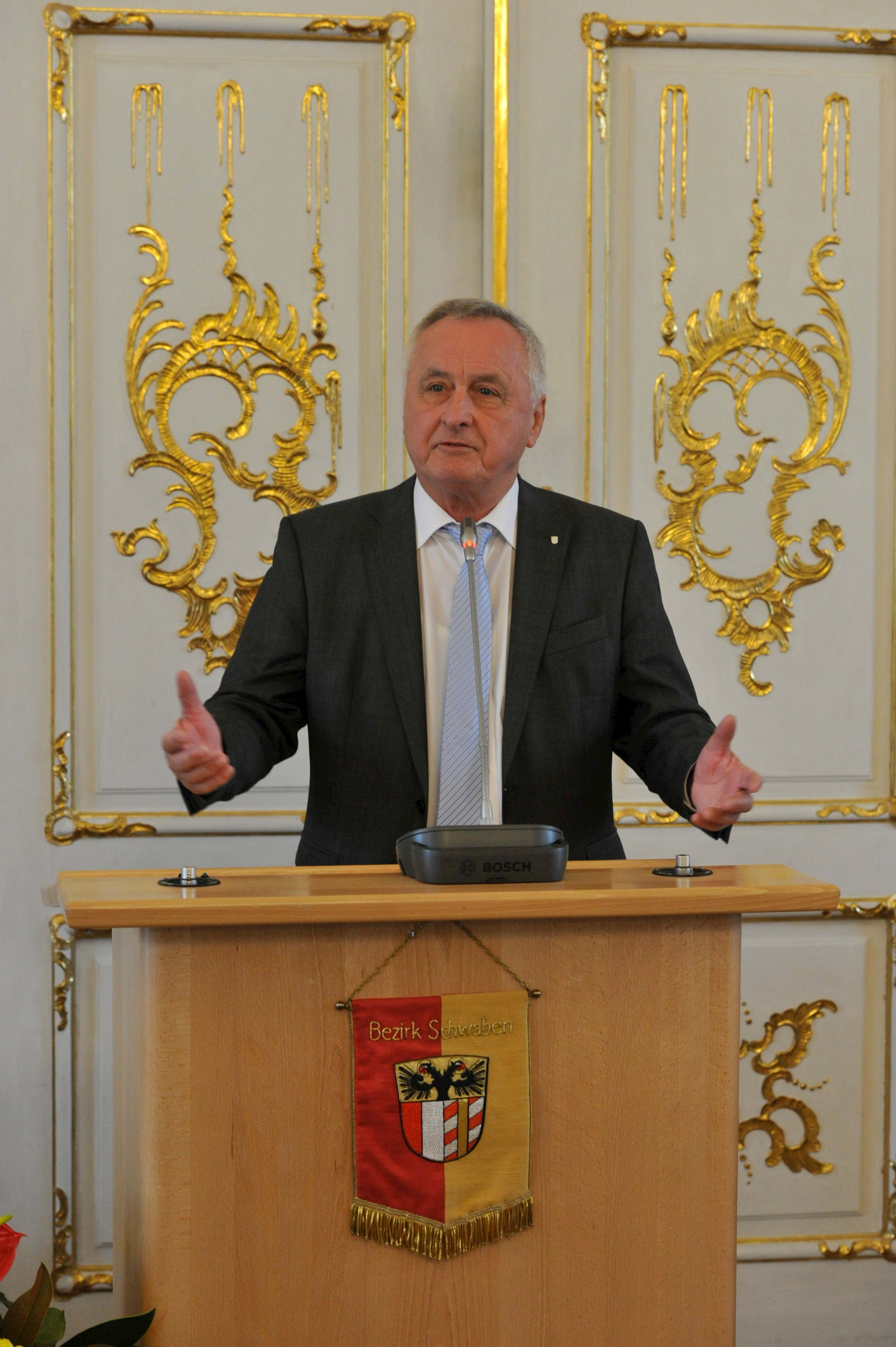 Jürgen Reichert verabschiedete sich nach 15 Jahren als Bezirkstagspräsident aus dem schwäbischen Bezirkstag.