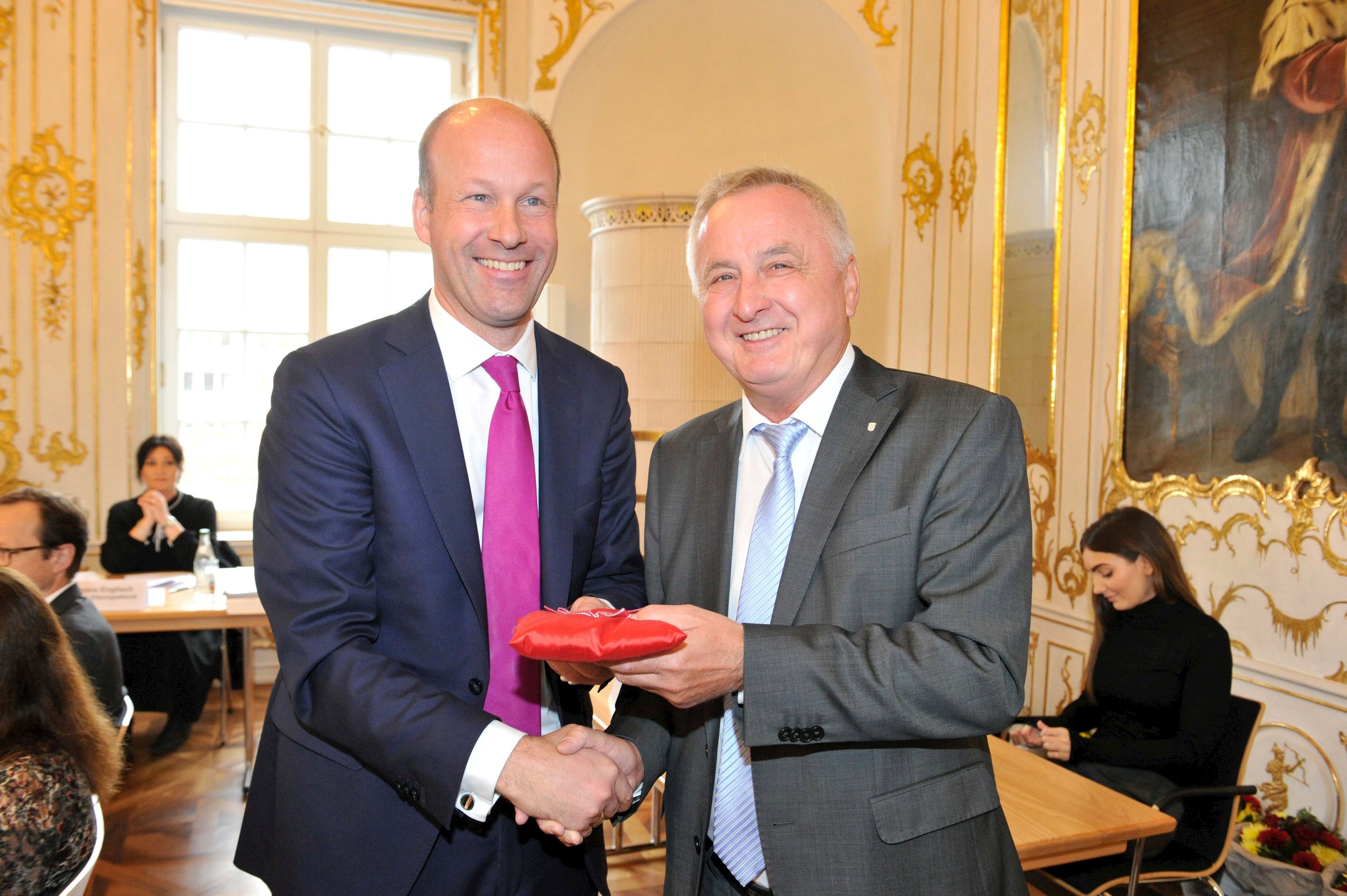 Schlüsselübergabe: Der bisherige Bezirkstagspräsident Jürgen Reichert (rechts) überreichte seinen Generalschlüssel für die Bezirksverwaltung an seinen Nachfolger Martin Sailer.