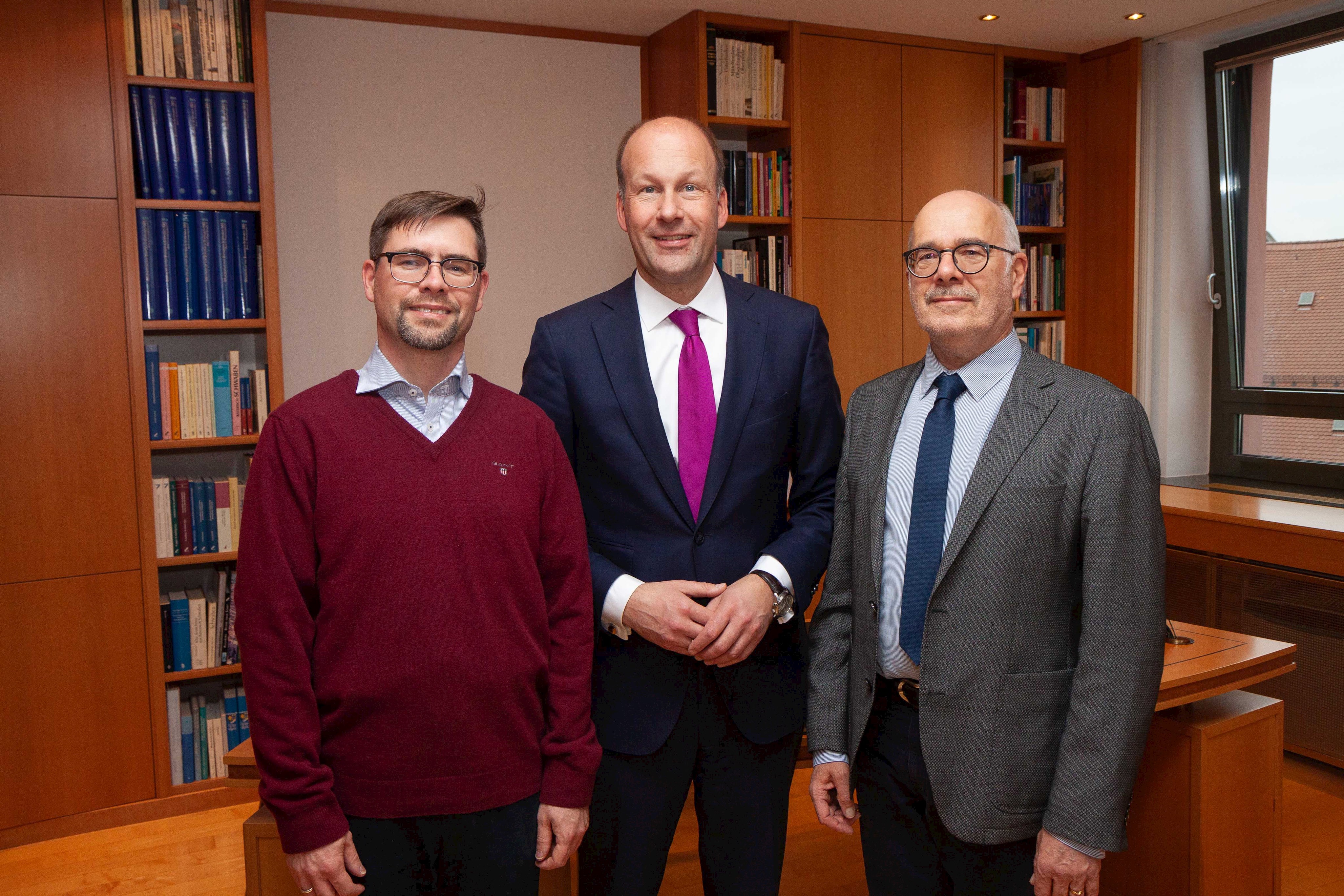 v.l.: Dr. Bernhard Niethammer, Bezirkstagspräsident Martin Sailer und Wolfgang Ott