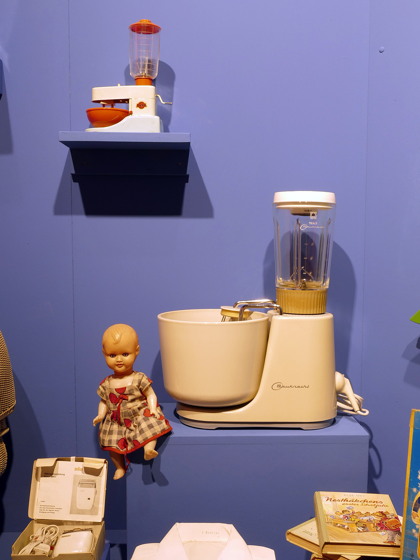 Kinderküchenmaschine & Puppe um 1960