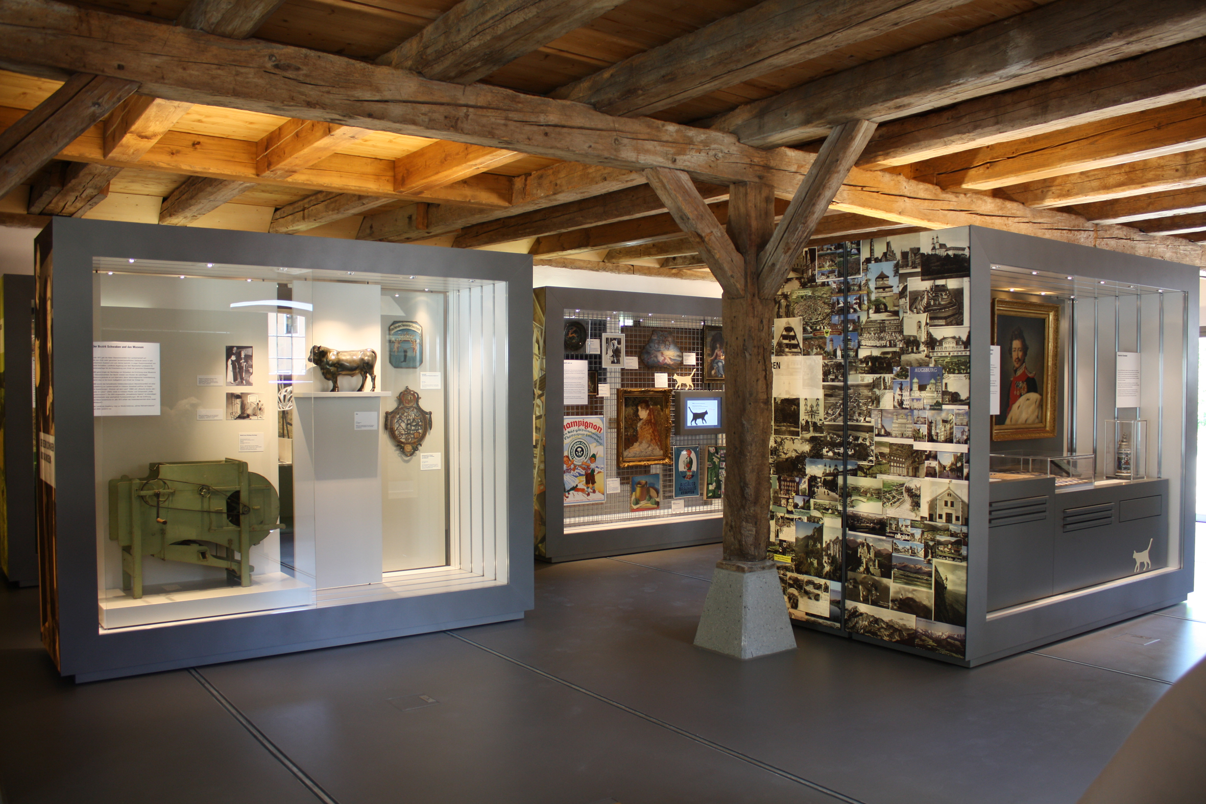 Blick in den Ausstellungsbereich im Besucherzentrum des Museums Oberschönenfeld