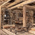 In der Säge steht noch ein originales Gattersägewerk, gebaut durch die Firma Doser aus Aichstetten. Deren Maschinenwerkstatt befindet sich seit dem Jahr 2000 im Museum.
