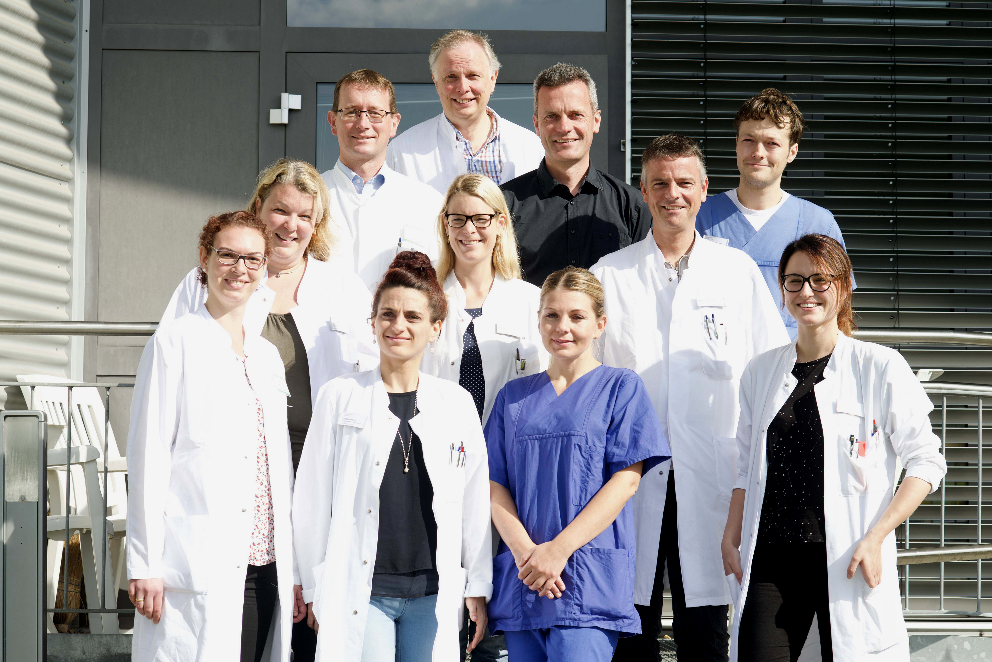 Unser Bild zeigt unter anderem den Ärztlichen Direktor der Klinik, Prof. Dr. Gerhard F. Hamann (hintere Reihe, Mitte) sowie Prof. Dr. Bernd Schmitz (Chefarzt Neuroradiologie; rechts neben ihm) und Leitender Oberarzt Dr. Burkhard Alber (links neben Hamann).