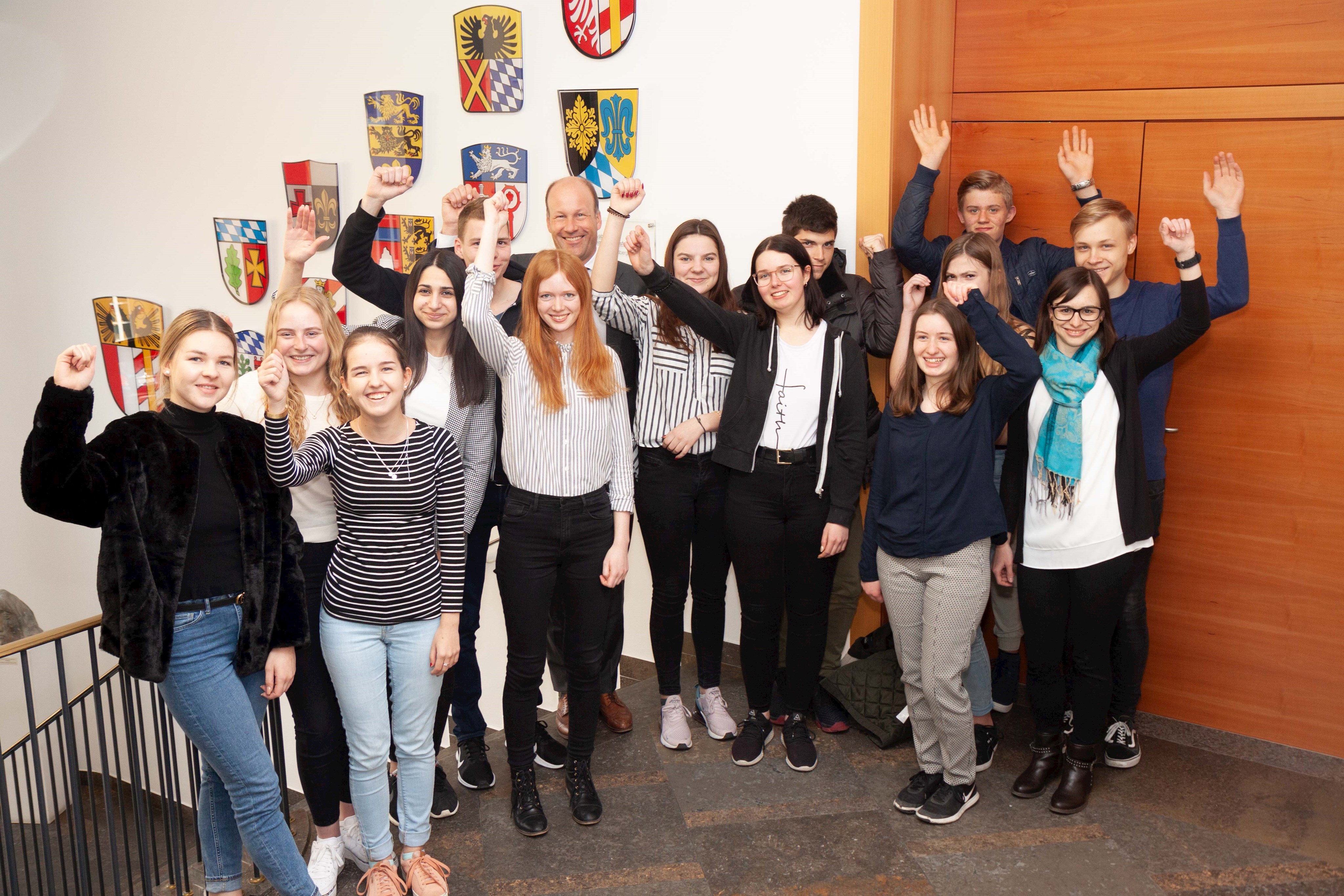 „Von Anfang an gleichberechtigt“: Bezirk Schwaben bietet jungen Menschen vielfältige Karrierechancen 