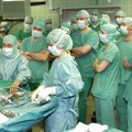 Vor kurzem fand der 20. Nervkurs der Deutschen Gesellschaft für Neurochirurgie im Bezirkskrankenhaus Günzburg statt – ein kleines Jubiläum für diese internationale angesehene Ausbildungsveranstaltung.