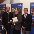 Von Bezirkstagspräsident Martin Sailer wurde Ernst Schieck mit der Sieben-Schwaben-Medaille ausgezeichnet