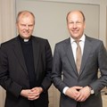 Bezirkstagspräsident Sailer (rechts) diskutierte mit Weihbischof Wörner über die Stärkung des gesellschaftlichen Zusammenhalts.