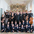 Aurelius Sängerknaben Calw und Instrumentalisten des studio XVII augsburg mit (mittig) Roland Götz (Orgel) und Bernhard Kugler (Leitung) in Kloster Irsee.