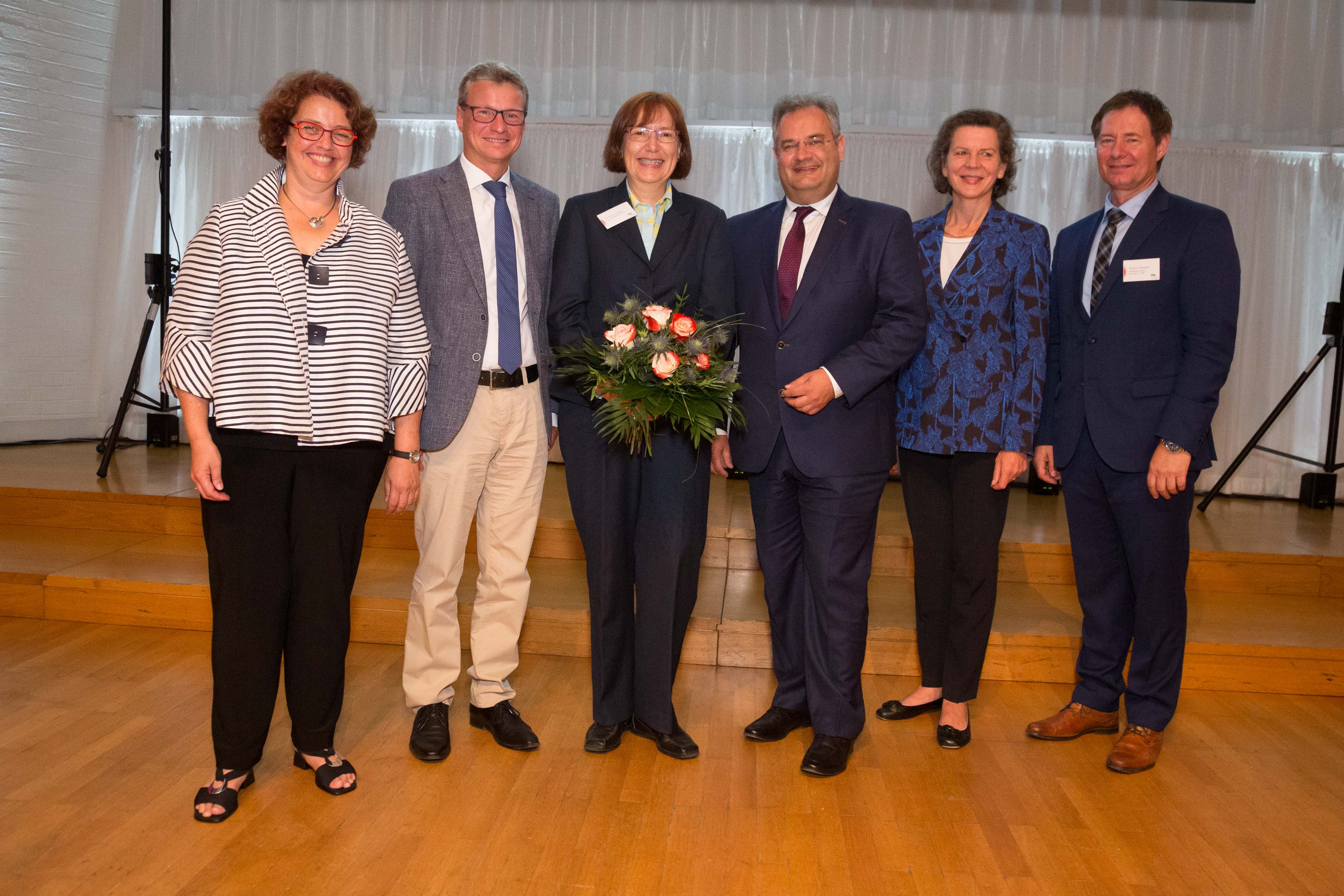 v.l.n.r. Dr. Astrid Pellengahr (Leiterin der Landesstelle für die nichtstaatlichen Museen in Bayern), Bernd Sibler (Bayerischer Staatsminister für Wissenschaft und Kunst), Dr. Beate Spiegel (Leiterin des Museums Oberschönenfeld), Edgar Rölz (stellvertretend für den Bezirkstagspräsidenten von Schwaben), Barbara Schick (Stellvertretende Vor­sitzende des Vorstands der Versicherungs­kammer Bayern), Thomas Thumann (Oberbürgermeister der Stadt Neumarkt i.d. OPf.)