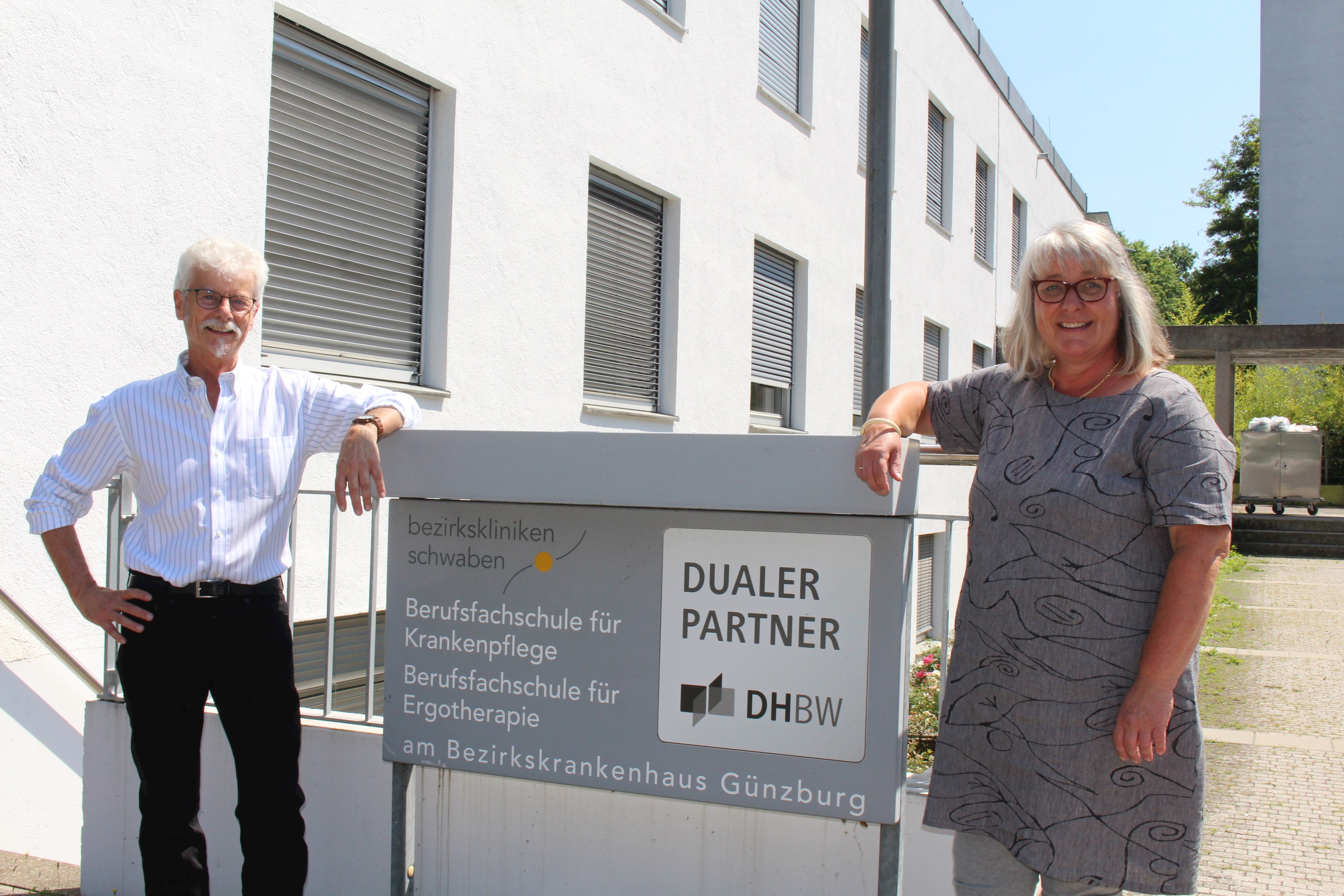 Christiane Reiser steht ab sofort an der Spitze der Berufsfachschule für Ergotherapie am BKH Günzburg. Die bisherige Stellvertreterin folgt auf Rainer Vollmer, der nach 26 Jahren als Schul- und Ausbildungsleiter in den Ruhestand ging.