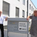 Christiane Reiser und Rainer Vollmer vor der Berufsfachschule für Ergotherapie am BKH Günzburg.