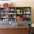 Tante-Emma-Laden mit gut gefüllten Regalen - zu sehen in der Ausstellung "Verlockungen: Genussmittel und Werbung früher"