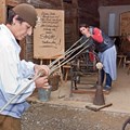 Drei Generationen im Einsatz: Familie Pfeifer zeigt die Herstellung von Seilen und Netzen zu den Handwerkertagen im Schwäbischen Bauernhofmuseum Illerbeuren.