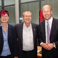 Nach der Vereidigung des neuen Mitglieds im schwäbischen Bezirkstag: Petra Beer, neue SPD-Fraktionsvorsitzende, Dr. Gerhard Ecker, der für die SPD nachrückte und Bezirkstagspräsident Martin Sailer (im Bild von links).