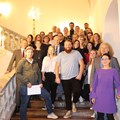 Lehrgangsteilnehmende und Jurymitglieder im Treppenhaus von Kloster Irsee.