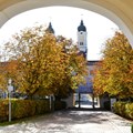 Blick auf das Außengelände von Kloster Roggenburg in herbstlicher Farbenpracht.