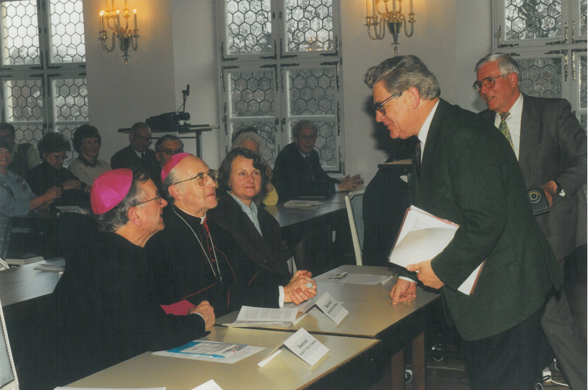 v.l. Viktor Josef Dammertz, Bischof von Augsburg; Karl Braun, Erzbischof von Bamberg; Ehepaar Gisela und Karl Pörnbacher, Sachsenried