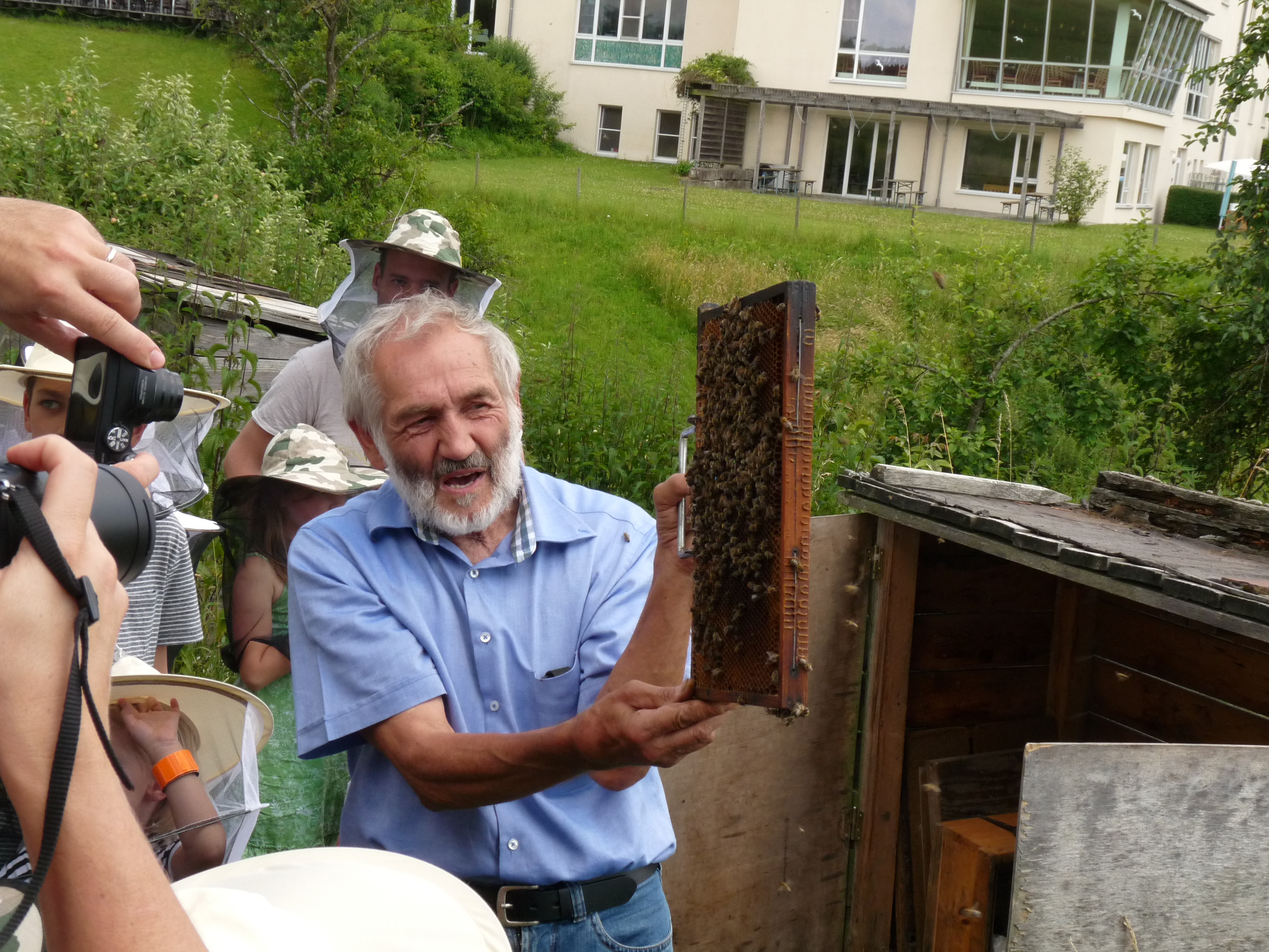 Das Fotos zeigt den Imker, Wilfried Springer, beim Bienen-Familien-Nachmittag; Bildungszentrum für Familie, Umwelt und Kultur