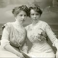 Zwei Schwestern in einem Augsburger Fotoatelier