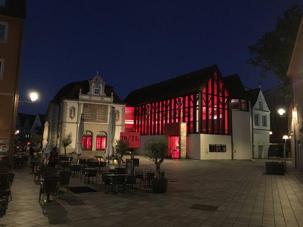 Landestheater Schwaben im Rahmen der „Night of Light 2021“ rot erleuchtet