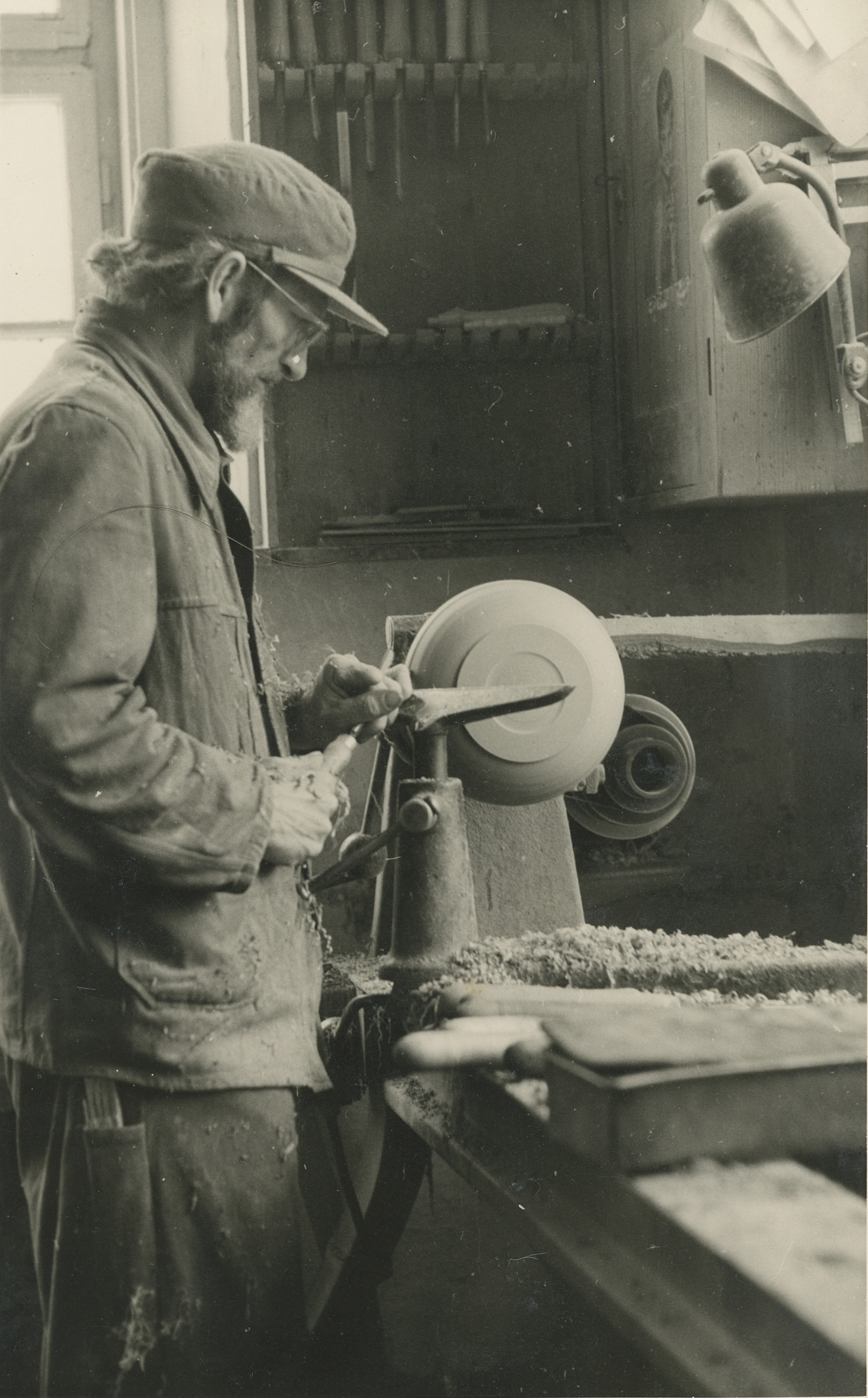 Josef Schöffel, Drechsler bei der Firma Heinz, an der Drehbank, um 1970.