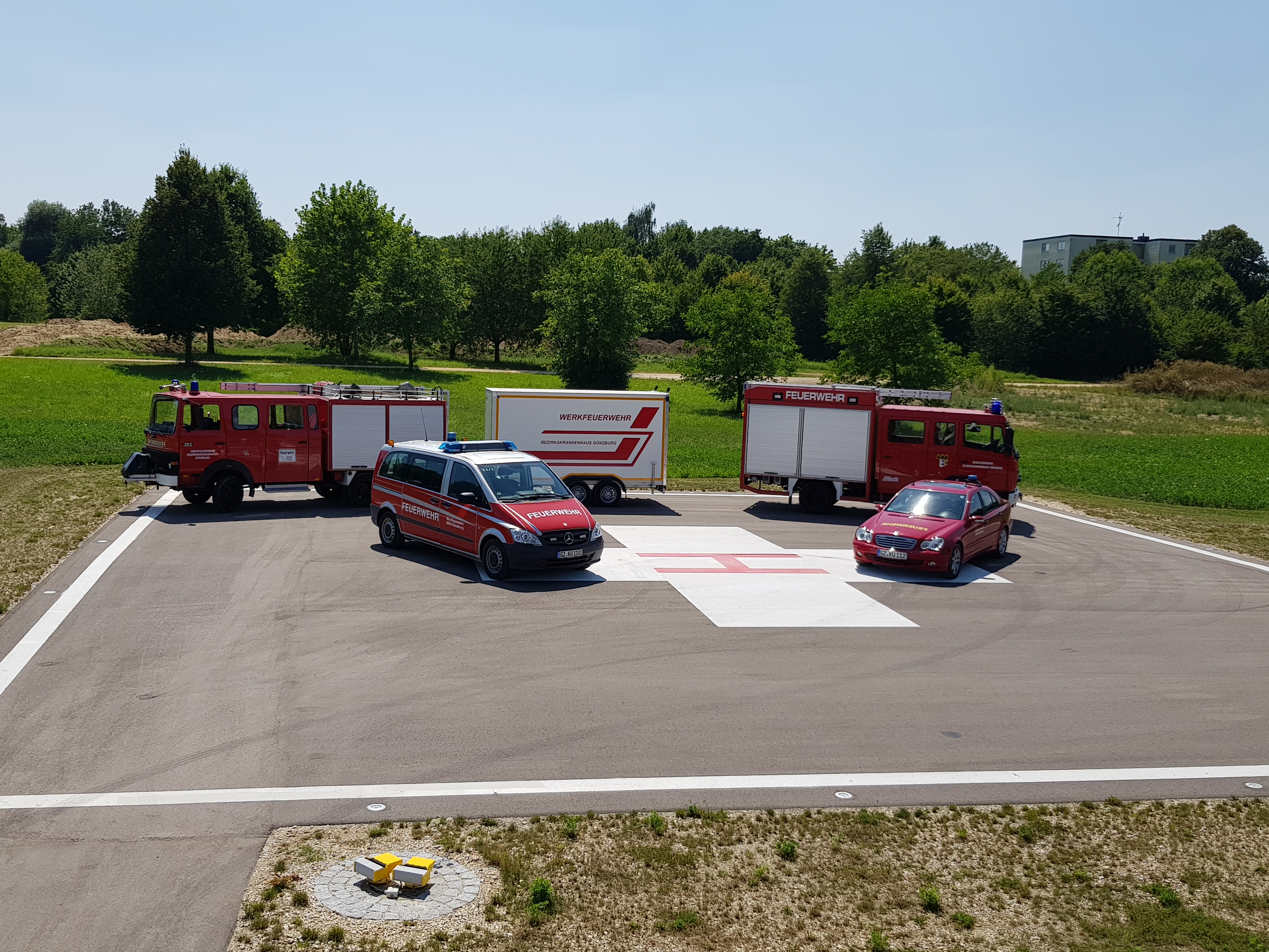 Der Fuhrpark der Werkfeuerwehr des Bezirkskrankenhauses Günzburg. Das Foto wurde am Hubschrauber-Landeplatz der Klinik aufgenommen.