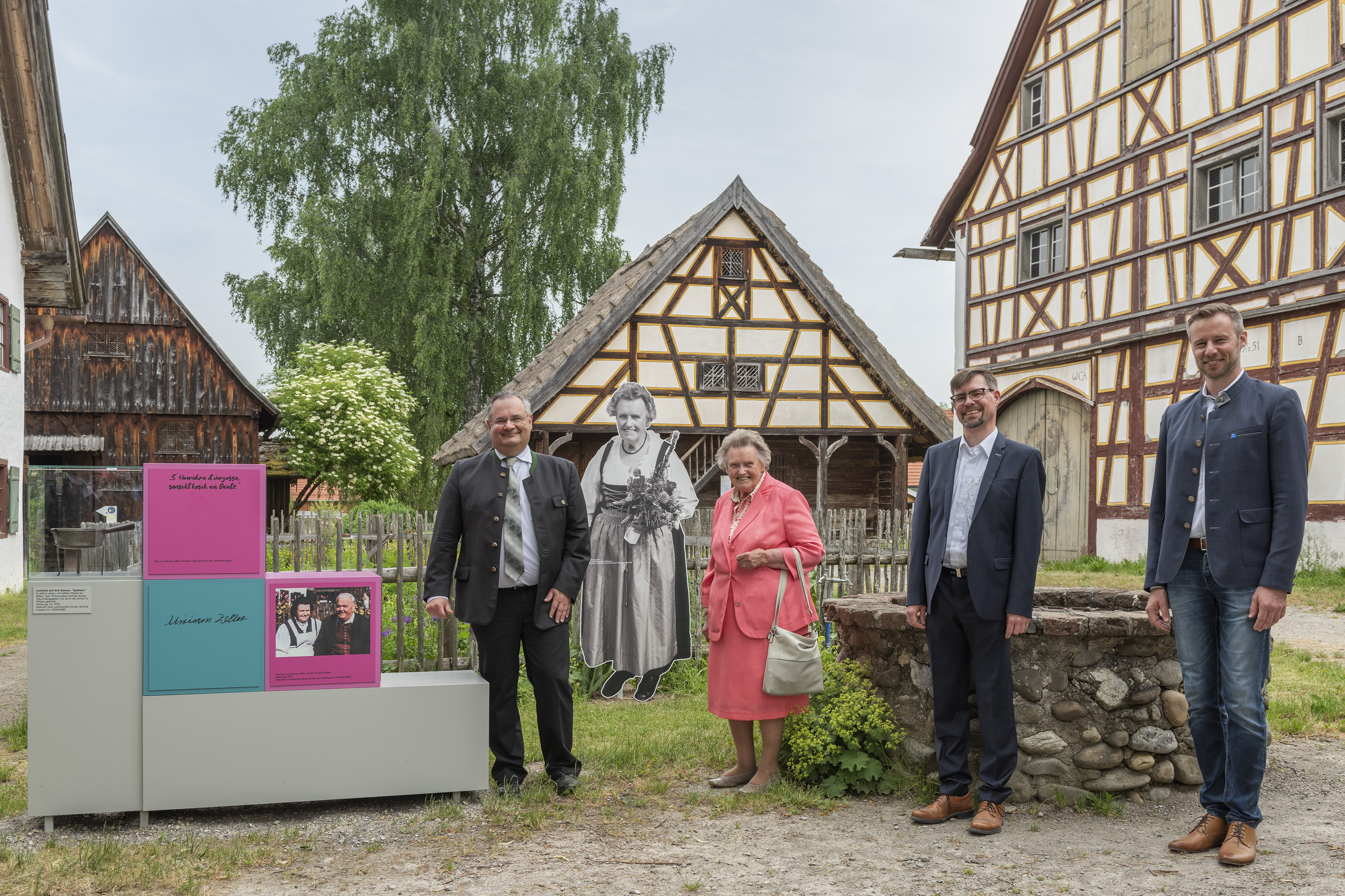 Im Beisein der Schirmherrin Miriam Zeller, die in der Ausstellung auch portraitiert wird, eröffneten (v.l.) Edgar Rölz, Stellvertreter des Bezirkstagspräsidenten, Museumsleiter Dr.-Ing. Bernhard Niethammer und der Unterallgäuer Landrat Alex Eder die Sonderausstellung FrauenGestalten im Schwäbischen Bauernhofmuseum Illerbeuren.