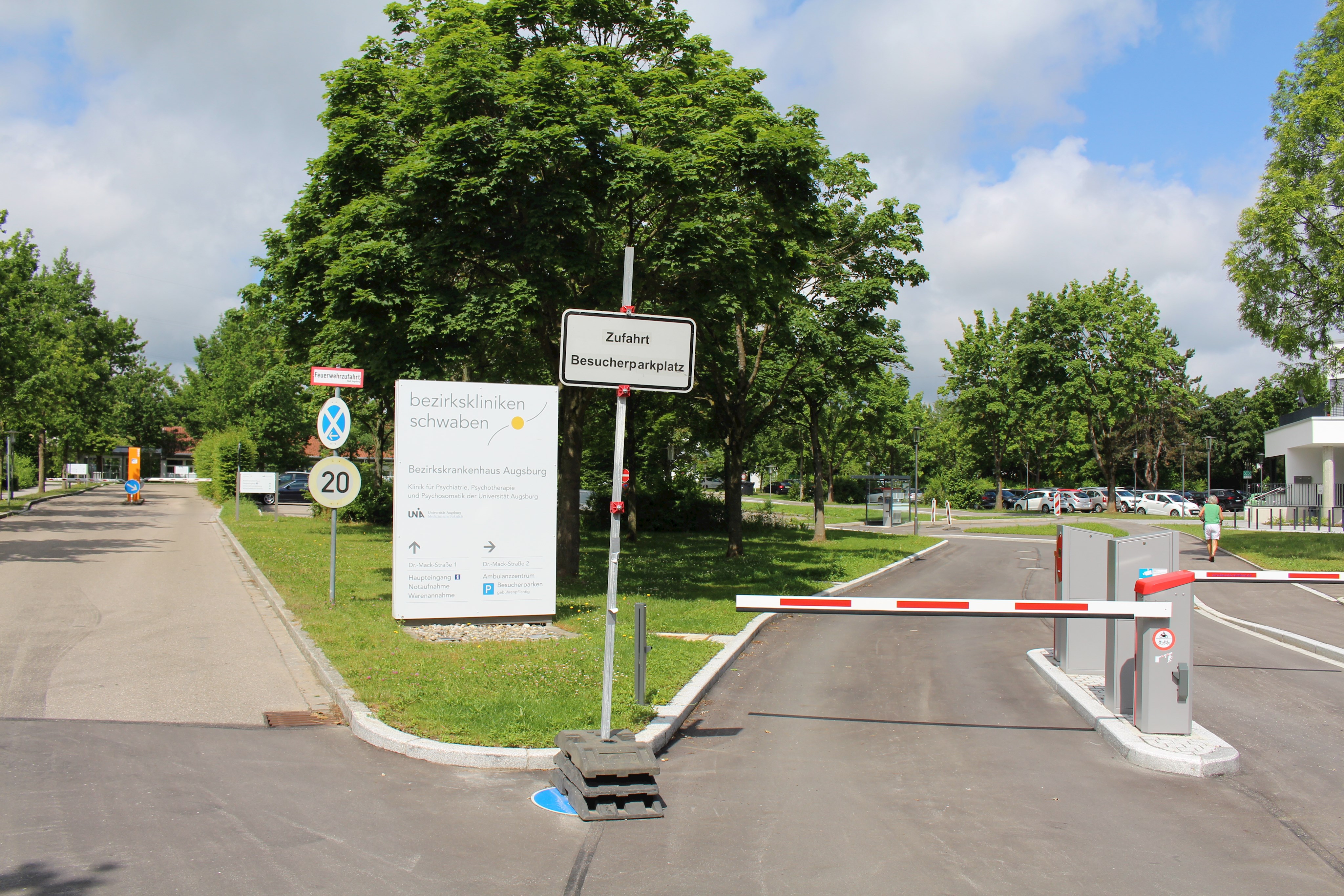 Am BKH Augsburg wurden die Zufahrtswege geändert: In der Dr.-Mack-Straße geht es zum Besucherparkplatz und zum Ambulanzzentrum nun nach rechts, die Hauptzufahrt befindet sich weiterhin geradeaus (auf dem Foto links zu sehen).