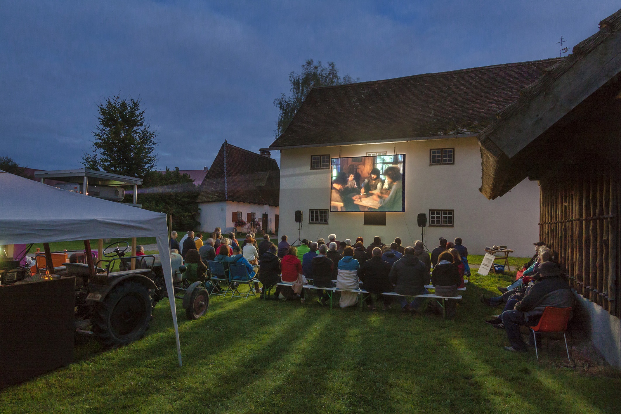 Kino vor historischer Kulisse: An drei Abenden verwandelt sich das Schwäbische Bauernhofmuseum in ein Open Air Kino.