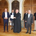 Einen Förderbescheid des Bezirks in Höhe von 238.500 Euro übergab Bezirkstagspräsident Martin Sailer (Zweiter von links) an Abt Johannes Schaber (Mitte).