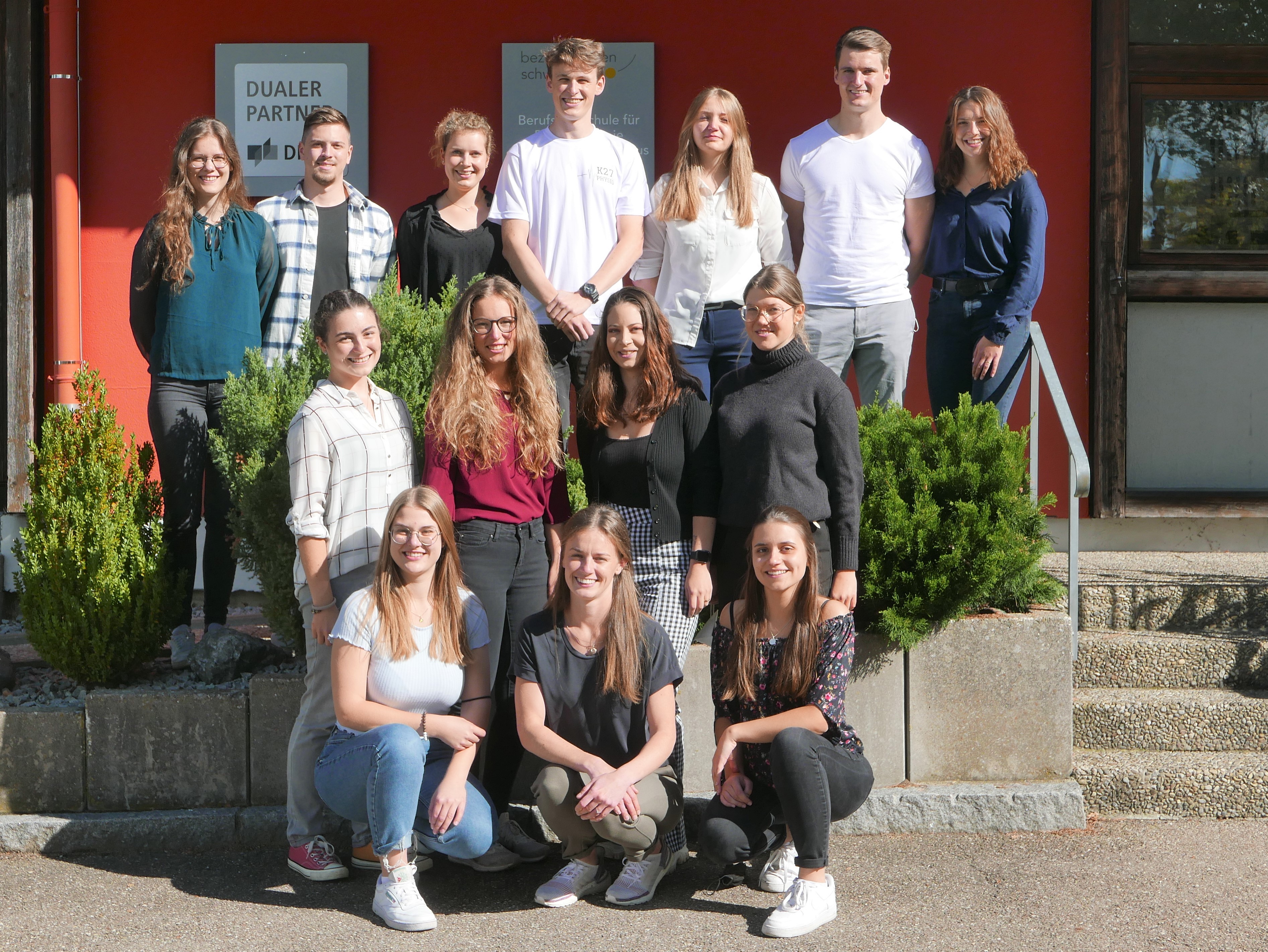 Die Absolventinnen und Absolventen des Kurses K 27 an der Berufsfachschule für Physiotherapie in Günzburg freuen sich über ihren erfolgreichen Abschluss. Die Einhaltung der 3 G-Regel wurde berücksichtigt.