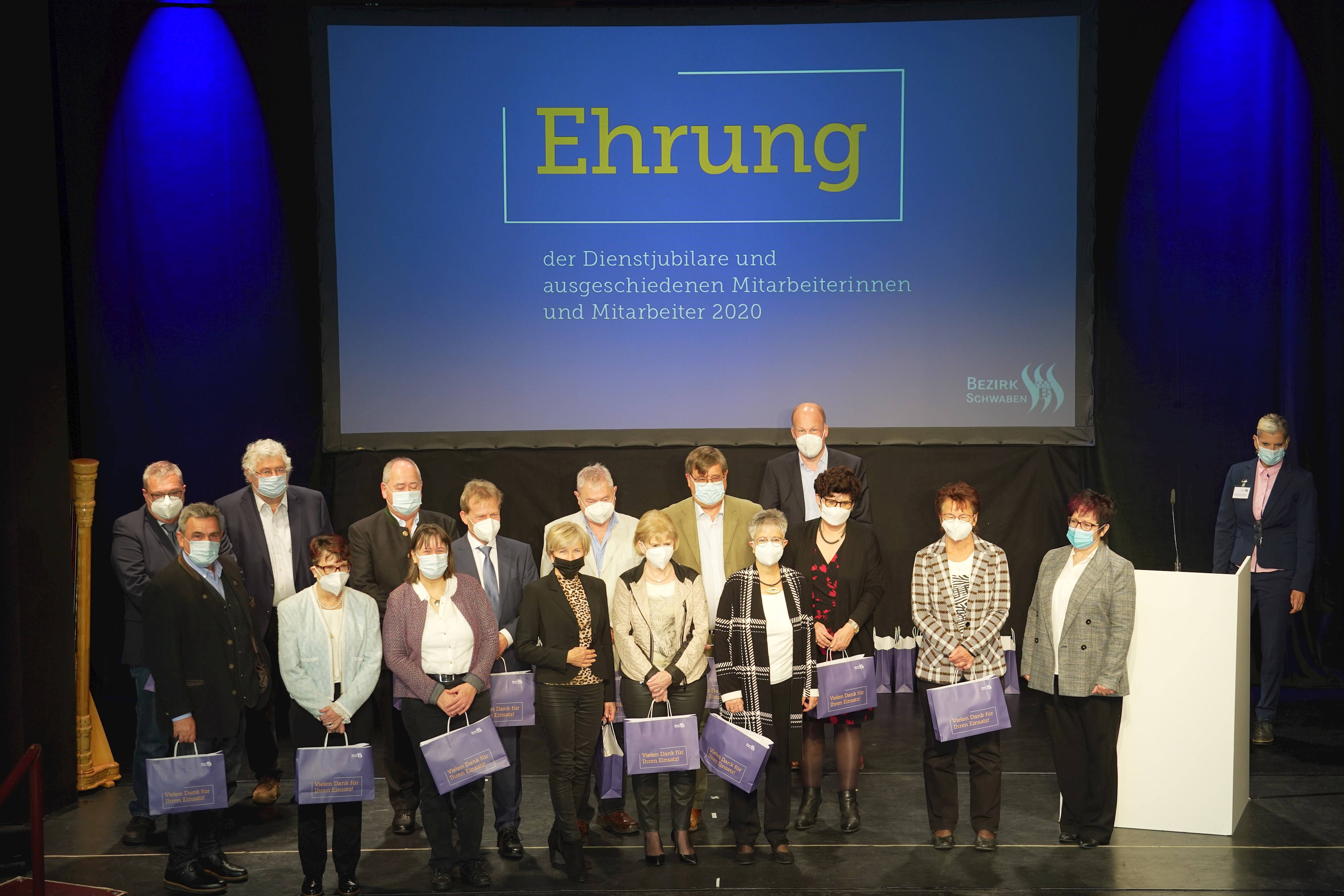 Die Dienstjubilare und Ruheständler der Jahre 2020/2021 der Bezirksverwaltung Augsburg mit den Gratulanten.