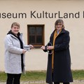 Neue Führung im Museum KulturLand Ries: Die langjährige Leiterin Dr. Ruth Kilian (rechts) geht Anfang Februar in den Ruhestand und lernt bereits ihre Nachfolgerin Conny Zeitler ein.