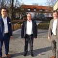 Die beiden Vorstände der Bezirkskliniken Schwaben, Stefan Brunhuber (Vorsitzender; links) und Wolfram Firnhaber (Stellvertreter; rechts) verabschiedeten Manfred Nölp in den Ruhestand.